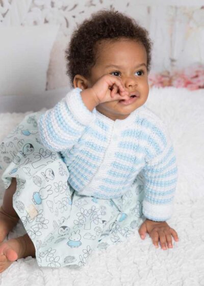 Błękitny sweterek niemowlęcy dla dziewczynki z wełny