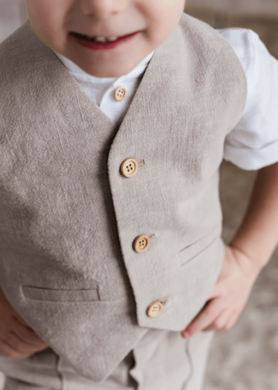 Beżowy garnitur dla chłopca z lnu 3-częściowy