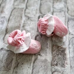 Różowe buciki do chrztu z haftem handmade wyprawka