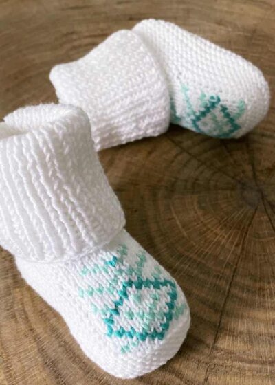 Białe buciki dla niemowląt