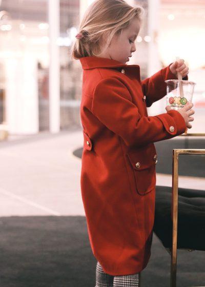 Czerwony płaszcz dla dziewczynki elegancki