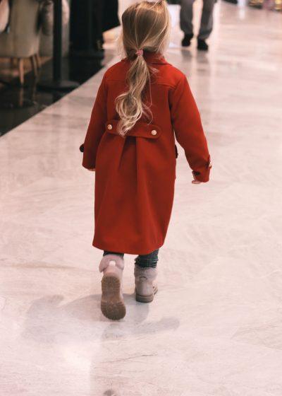 Czerwony płaszcz dla dziewczynki elegancki